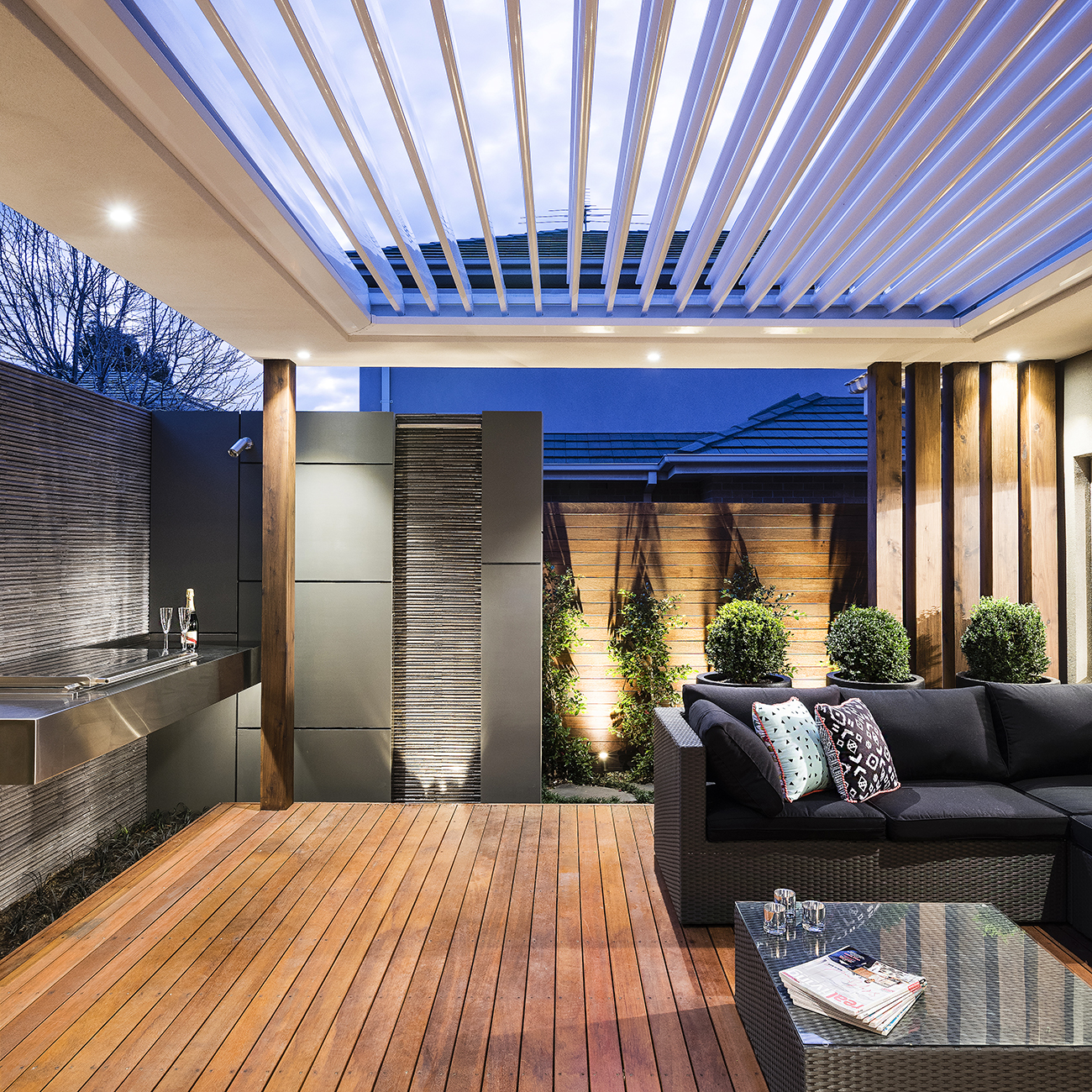 Modern Courtyard, constructed by Esjay Landscapes - Melbourne