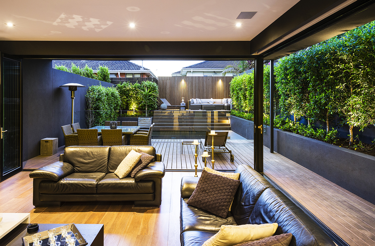 Modern Courtyard, constructed by Esjay Landscapes - Melbourne