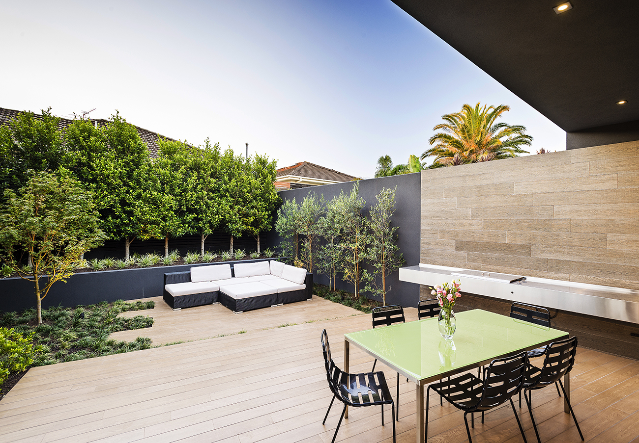 Modern Courtyard, constructed by Esjay Landscapes - Melbourne